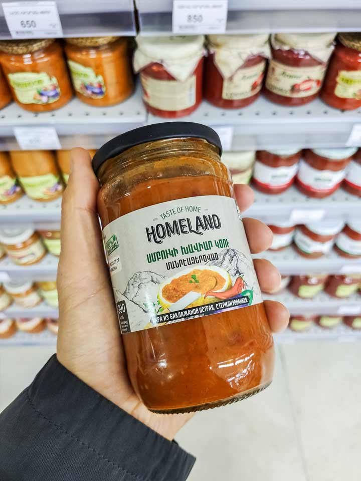 Фотография банки с острой баклажанной икрой от компании "Homeland".