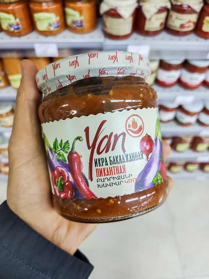 Фотография банки с острой баклажанной икрой от компании "Yan".